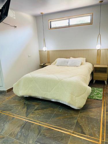 Apartaestudio Turbaco في Turbaco: غرفة نوم بسرير كبير في غرفة