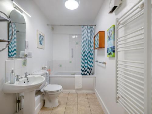 a bathroom with a sink and a toilet and a tub at Wanderer in Sutton