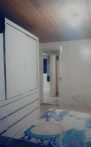 Habitación con puerta y alfombra en el suelo en Ap mobiliado, en Guarapuava