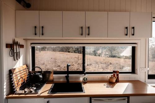 una cucina con lavandino e finestra di Tiny Charlie a Haden
