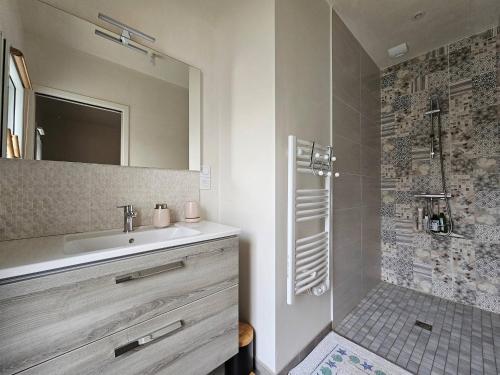 une salle de bain avec un lavabo et une douche dans l'établissement Maison récente 3 étoiles, proche plage et forêt, 3 chambres, WiFi, jardin, secteur calme, La Faute-sur-Mer. - FR-1-476-188, à La Faute-sur-Mer