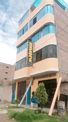 ein Gebäude mit einem Schild an der Seite in der Unterkunft Hospedaje PARAÍSO in Ayacucho