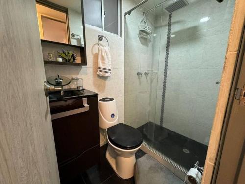 uma casa de banho com um chuveiro, um WC e um lavatório. em Apartamento de Lujo en Popayán em Popayán