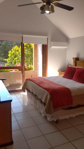Un pat sau paturi într-o cameră la La Casona del Lago