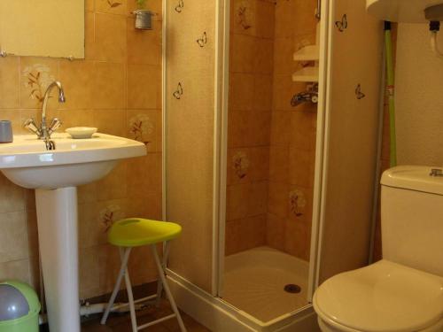 une salle de bain avec une douche, un lavabo et des toilettes dans l'établissement Maison T3 à 400m de la plage avec terrasse et parking privé, Port-la-Nouvelle - FR-1-229C-92, à Port-la-Nouvelle