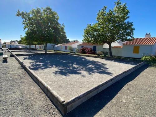 Photo de la galerie de l'établissement Location Vacances Type 2 avec Piscine Chauffée et Tennis, Animaux Bienvenus - FR-1-231-317, à Bretignolles-sur-Mer