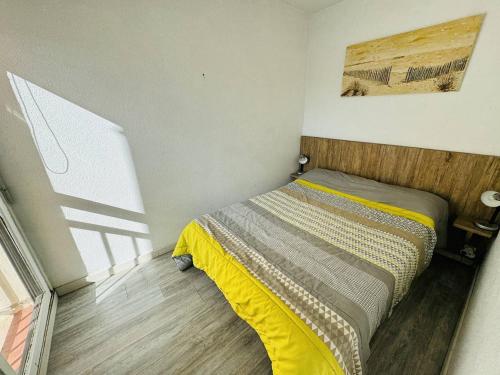 une chambre avec un lit dans une pièce avec une fenêtre dans l'établissement Bel appartement refait à neuf, au calme avec parking privatif à Agde - FR-1-723-131, au Cap d'Agde