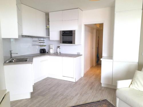 Photo de la galerie de l'établissement Studio de charme face à l'océan avec balcon et parking, idéal pour famille ou amis - FR-1-392-227, à Pornichet