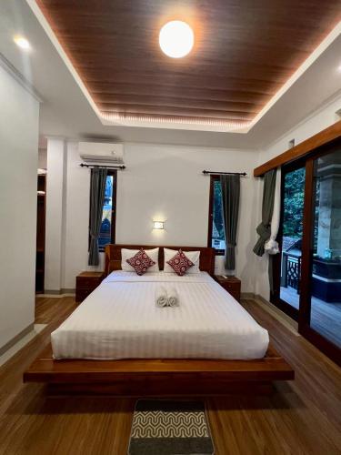 1 dormitorio con 1 cama grande en una habitación en Rare House en Ubud