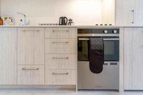 Virtuvė arba virtuvėlė apgyvendinimo įstaigoje Santorini inspired Studio 1 Bed 1 Bath CBD