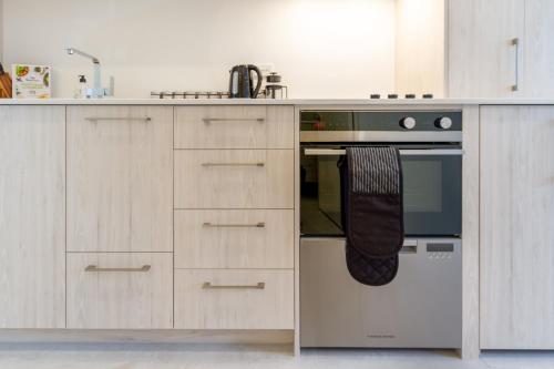 Nhà bếp/bếp nhỏ tại Central Christchurch Santorini Style 1BR Studio