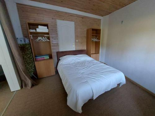 une chambre avec un lit blanc dans une pièce dans l'établissement Villa lumineuse pieds dans l'eau, accès plage direct, clim, jardin, Free WIFI, park, idéale famille! - FR-1-423-295, au Grau-dʼAgde