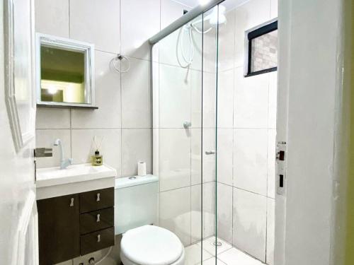 a bathroom with a shower and a toilet and a sink at 2 Quartos Completo Barato in Brasilia