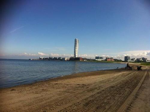 una playa de arena junto a un cuerpo de agua en Mysig lägenhet Eurovision 2024 en Malmö