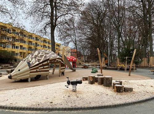 un parque infantil con un animal de juguete en un parque en Mysig lägenhet Eurovision 2024 en Malmö