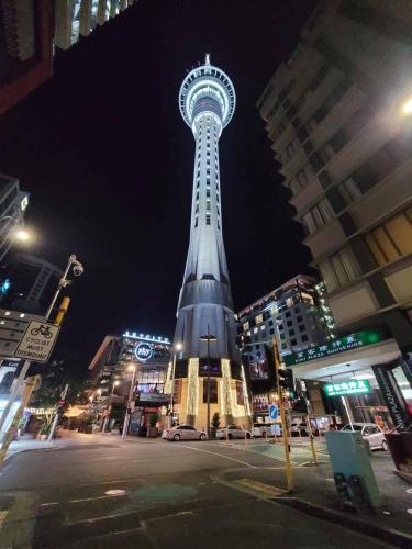 una torre alta en una ciudad por la noche en Sky tower just next DOOR en Auckland