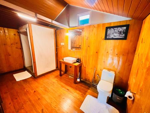 vistas a un baño con aseo en Green Wild Yala - Luxury Camping & Free Safari Tour, en Yala