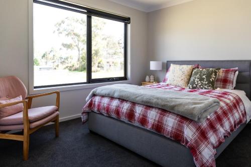 Una cama o camas en una habitación de 44onRoaring - in the Huon Valley