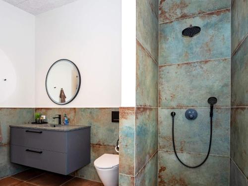 ein Bad mit einer Dusche, einem WC und einem Waschbecken in der Unterkunft Holiday home Lemvig XLVII in Lemvig