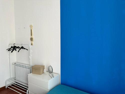 Cette chambre est dotée d'une lumière bleue sur un mur blanc. dans l'établissement Via Zara, à Palerme