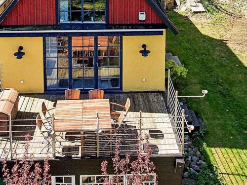 una vista aérea de una casa con patio en 4 person holiday home in KIVIK, en Kivik