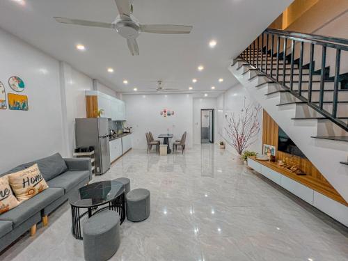 a large living room with a couch and a staircase at TRaiOn House - Villa nguyên căn và Homestay in Mộc Châu