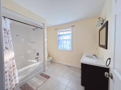 y baño con bañera, lavamanos y ducha. en 2 Bedroom with free parking-upto 10 parking space, en Marysville