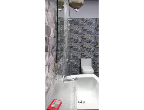 Bathroom sa Natraj Heli Resort, Sersi