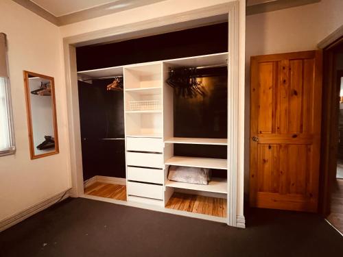 szafa z białymi półkami i drewnianymi drzwiami w obiekcie Spotswood Serenity Retreat w mieście Newport