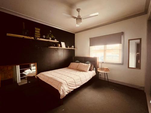 sypialnia z łóżkiem i wentylatorem sufitowym w obiekcie Spotswood Serenity Retreat w mieście Newport