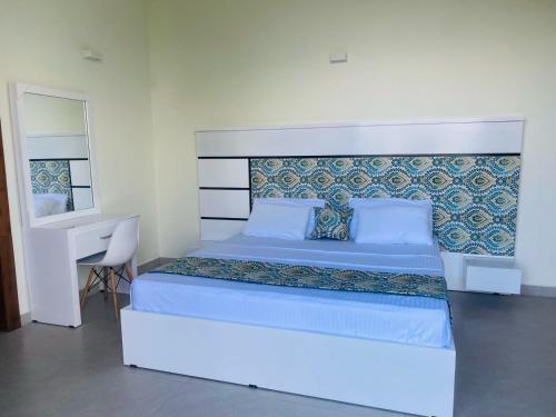 ein Schlafzimmer mit einem großen Bett und einem Schreibtisch in der Unterkunft Amelia Misty Hills in Kandy