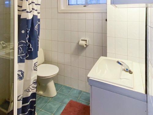 Holiday home Søvik في Syvik: حمام صغير مع مرحاض ومغسلة