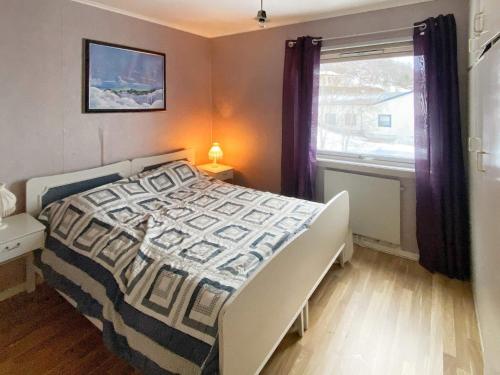 1 dormitorio con cama y ventana en Holiday home Søvik, en Syvik
