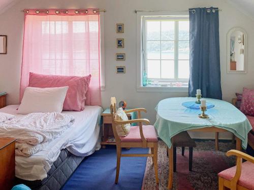 um quarto com uma cama e uma mesa com uma cadeira em Holiday home Davik em Davik