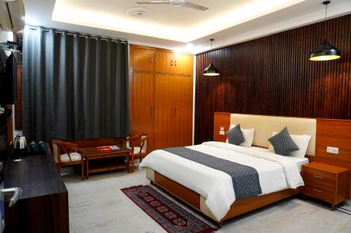 um quarto com uma cama grande num quarto em Ganeshwaram Hotel Sector-45 Noida em Noida