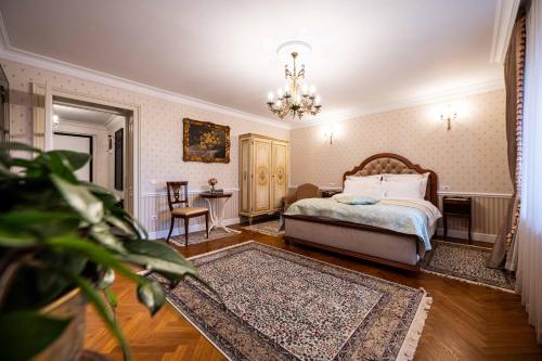 Giường trong phòng chung tại Apartament Boem în Inima Oraşului Craiova