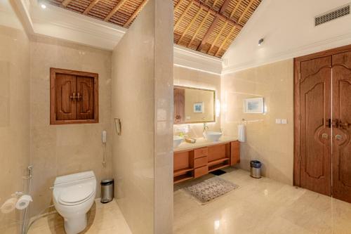 y baño con aseo y lavamanos. en Villa Dorado - Steps from Jimbaran Beach en Jimbaran