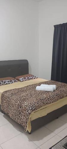 2 Betten nebeneinander in einem Zimmer in der Unterkunft Anggun Boutique Homestay in Kampong Jalan Bahru