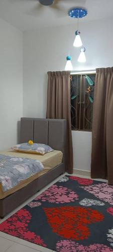 ein Schlafzimmer mit einem Bett und einem Teppich auf dem Boden in der Unterkunft Anggun Boutique Homestay in Kampong Jalan Bahru