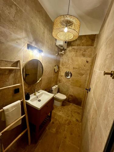 une salle de bain avec un lavabo et un miroir et des toilettes dans l'établissement LE PETIT PECHEUR DE CASSIS, à Cassis