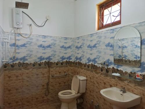 La salle de bains est pourvue de toilettes et d'un lavabo. dans l'établissement NSM Wedding hall and guest house, à Badulla