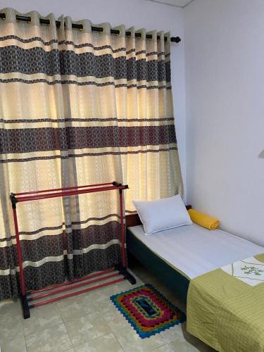 - une chambre avec 2 lits devant un rideau dans l'établissement Green willa, à Badulla