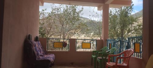 eine Veranda mit Stühlen und einen Balkon mit Aussicht in der Unterkunft Hermanos ketama hotil in Tlata Ketama