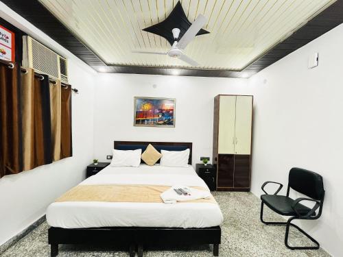 1 dormitorio con 1 cama y ventilador de techo en Roomshala 166 Hotel You Own - Vikas Puri en Nueva Delhi