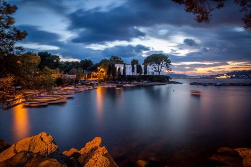 a view of a river with boats on it at Le Cap St-Charles - Spacieux dernier étage - terrasses - climatisation - parking in Juan-les-Pins