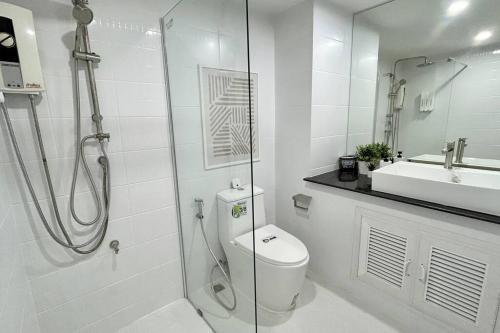 uma casa de banho com um chuveiro, um WC e um lavatório. em City Skyline View Nimman walkable 2 MAYA mall em Chiang Mai