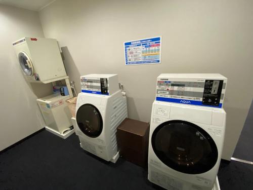 SAIDAIJI GRAND HOTEL - Vacation STAY 92837 في أوكاياما: غرفة بها ثلاث اجهزة كمبيوتر في الغرفة