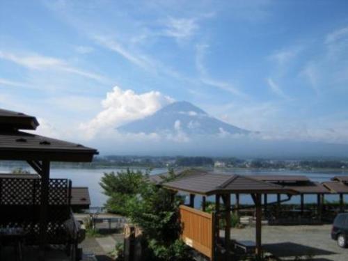 a mountain in the distance with a view of the water at Lake Kawaguchi Rental Villa Tozawa Center - Vacation STAY 46658v in Oishi