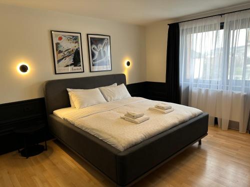 ein Schlafzimmer mit einem Bett, auf dem zwei Handtücher liegen in der Unterkunft Panoramic Cetatuie in Cluj-Napoca