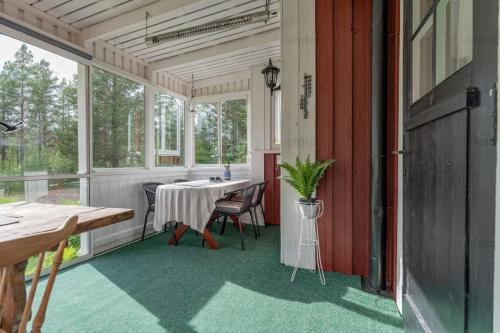 Nära fjäll och natur! في Vemhån: شاشة في الشرفة مع وجود طاولة وكراسي